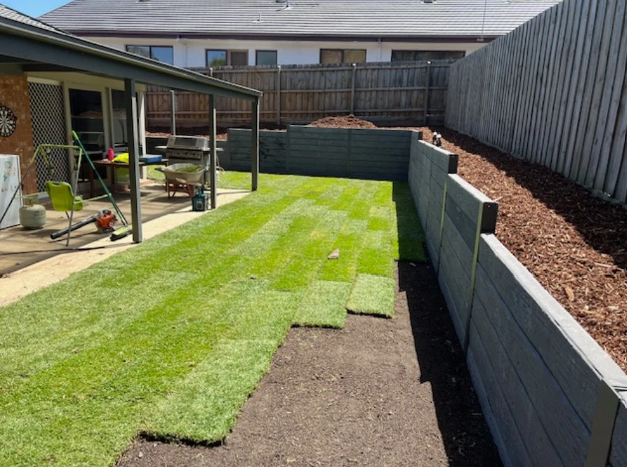 viewbank_retaining_wall_turf_installation
